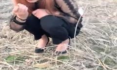【野战正规军】颜值不错妹子野地啪啪，脱光光口口地上大力猛操，很是诱惑喜欢不要错过