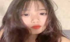 甜美新人00后妹子，黑丝沙发带个薄眼罩，主动特写掰穴逼逼粉红粉嫩蝴蝶逼