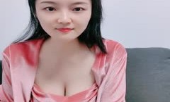唯美性感露脸极品风骚少妇，听狼友指挥先洗澡诱惑狼友，床上各种骚浪动作展示，揉奶玩逼奶子逼心精彩刺激