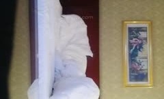 【胖叔探花】酒店约啪上门兼职嫩妹，点名要个年轻的，身材不错大长腿颜值高，骚得很主动求日求操观音坐莲