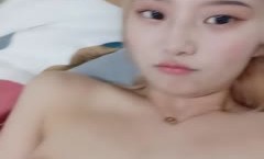 黄发模特身材女友露脸家中自慰掰穴大鲍鱼，近景特写，超多角度 洗澡全过程