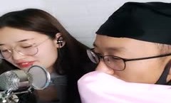 反差妹子长相清纯漂亮戴着眼镜美女主播操起来淫荡骚味低声呻吟啊我受不了身材也棒激情啪啪诱人