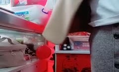 闷骚的超市老板娘露脸看着店发骚，招呼走顾客就跟狼友互动，漏出骚奶子给狼友看，穿着情趣丝袜好诱惑真骚