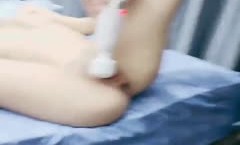 极品白发小妹神情尽显淫态黑丝白虎窈窕身材女上位骑乘大开M腿榨汁巨屌顶蹭G点嫩嫩潮吹淫汁画出优美弧线
